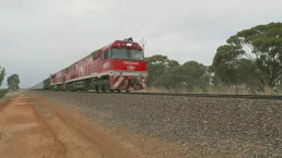 澳大利亚开动世界上最长火车 长1096米